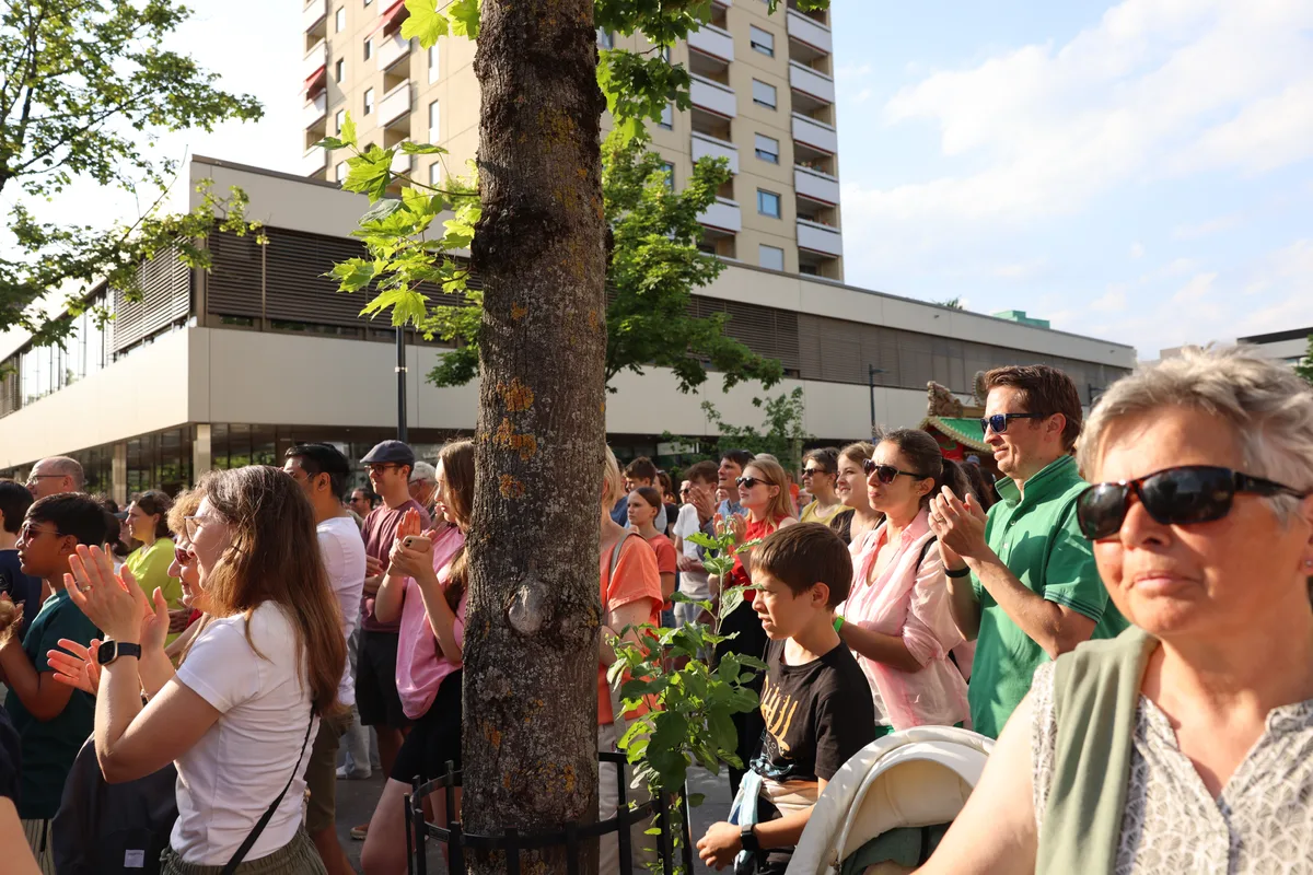 Das Publikum schaut den Tanzenden der Tanzschule Movity begeistert zu. Am 3. Juni startete das Projekt «S' Zentrum zum Sii» in Uster. Es soll die Autostadt für zwei Wochen in eine vibrierende Fussgängerzone verwandeln.